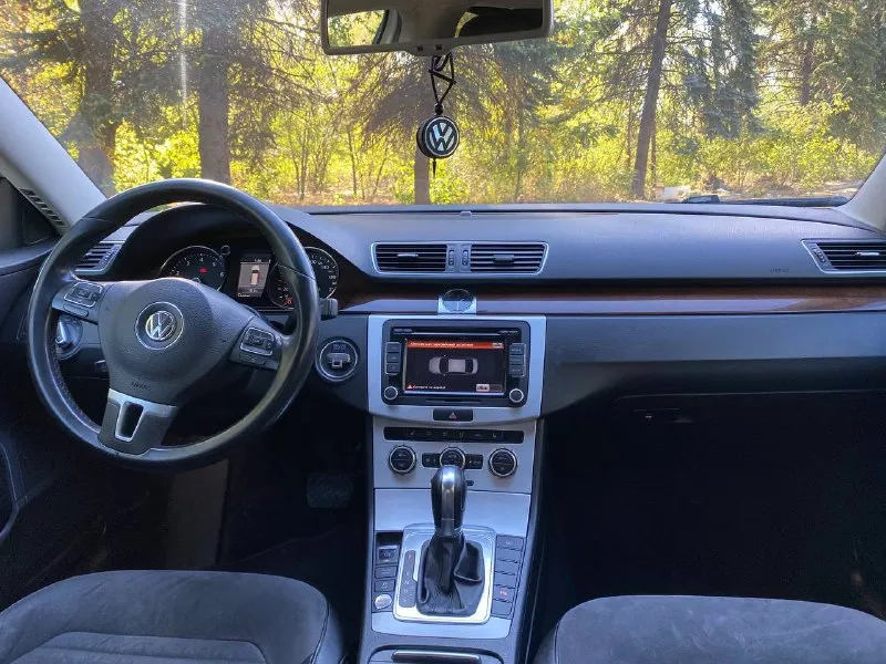 Продам пассат 2012 год, коробка автомат, мотор 1.8 пробег 160 тыс км оригинального, цена 1.300₽, автомобиль официальный в идеальном состоянии, вся обслужена, вопросы по тел кому нужна хорошая машина звоните +79494936731 или 3145487, находится в макеевке 2 комплекта резины - фотография - 2