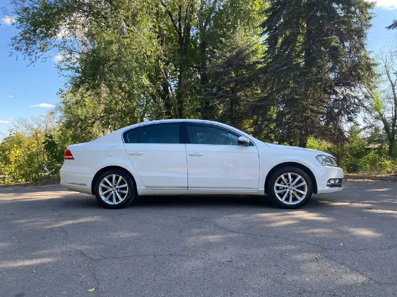 Продам пассат 2012 год, коробка автомат, мотор 1.8 пробег 160 тыс км оригинального, цена 1.300₽, автомобиль официальный в идеальном состоянии, вся обслужена, вопросы по тел кому нужна хорошая машина звоните +79494936731 или 3145487, находится в макеевке 2 комплекта резины - фотография - 6