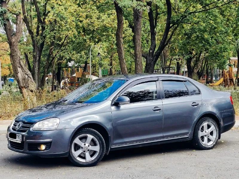 Volkswagen jetta 2010 года выпуска, оснащённый надёжным двигателем объёмом 1.6 литра и механической коробкой передач, предлагается к продаже с пробегом 209 тысяч километров. По мотору, коробке передач и ходовой части автомобиля никаких вопросов нет — все узлы и агрегаты находятся в исправном состоянии. Внешний вид машины приятный и ухоженный, что делает её привлекательной. Цена за данный автомобиль составляет 690.000,что является выгодным предложением для тех, кто ищет качественный и проверенный автомобиль в этом сегменте. Продажа автомобиля от владельца. Для получения подробной информации, вы можете связаться по номеру телефона +79498069344 либо +79498069344 также доступен для связи через telegram по номеру +79915588803 авто находится в городе донецк. - фотография - 1