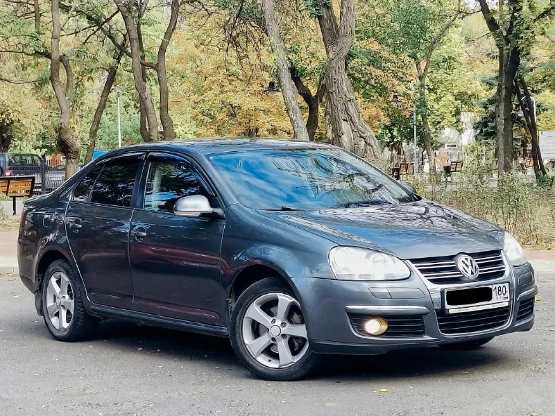 Volkswagen jetta 2010 года выпуска, оснащённый надёжным двигателем объёмом 1.6 литра и механической коробкой передач, предлагается к продаже с пробегом 209 тысяч километров. По мотору, коробке передач и ходовой части автомобиля никаких вопросов нет — все узлы и агрегаты находятся в исправном состоянии. Внешний вид машины приятный и ухоженный, что делает её привлекательной. Цена за данный автомобиль составляет 690.000,что является выгодным предложением для тех, кто ищет качественный и проверенный автомобиль в этом сегменте. Продажа автомобиля от владельца. Для получения подробной информации, вы можете связаться по номеру телефона +79498069344 либо +79498069344 также доступен для связи через telegram по номеру +79915588803 авто находится в городе донецк. - фотография - 2