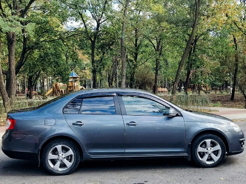 Volkswagen jetta 2010 года выпуска, оснащённый надёжным двигателем объёмом 1.6 литра и механической коробкой передач, предлагается к продаже с пробегом 209 тысяч километров. По мотору, коробке передач и ходовой части автомобиля никаких вопросов нет — все узлы и агрегаты находятся в исправном состоянии. Внешний вид машины приятный и ухоженный, что делает её привлекательной. Цена за данный автомобиль составляет 690.000,что является выгодным предложением для тех, кто ищет качественный и проверенный автомобиль в этом сегменте. Продажа автомобиля от владельца. Для получения подробной информации, вы можете связаться по номеру телефона +79498069344 либо +79498069344 также доступен для связи через telegram по номеру +79915588803 авто находится в городе донецк. - фотография - 3