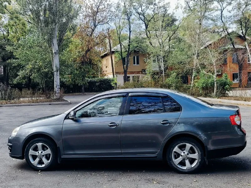 Volkswagen jetta 2010 года выпуска, оснащённый надёжным двигателем объёмом 1.6 литра и механической коробкой передач, предлагается к продаже с пробегом 209 тысяч километров. По мотору, коробке передач и ходовой части автомобиля никаких вопросов нет — все узлы и агрегаты находятся в исправном состоянии. Внешний вид машины приятный и ухоженный, что делает её привлекательной. Цена за данный автомобиль составляет 690.000,что является выгодным предложением для тех, кто ищет качественный и проверенный автомобиль в этом сегменте. Продажа автомобиля от владельца. Для получения подробной информации, вы можете связаться по номеру телефона +79498069344 либо +79498069344 также доступен для связи через telegram по номеру +79915588803 авто находится в городе донецк. - фотография - 4