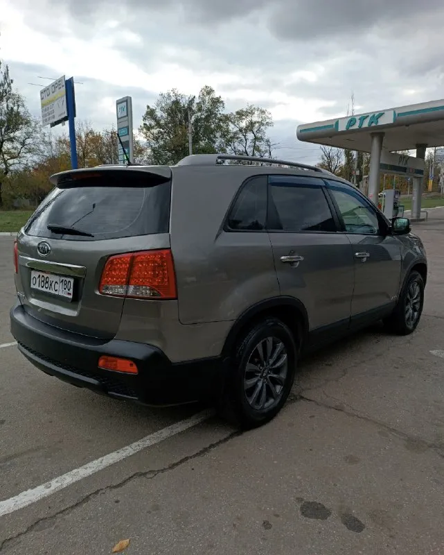 Kia sorento год:2012 пробег:198 тыс 2.4 бензин коробка: автомат 6 ступень (aisin) привод: полный подключаемый машина в хорошем состоянии как внешне, так и технически. без единого окраса, без ошибок и скрытых дефектов. комплектация: кожаный салон, abs, esp, 2-зонный климат, подогрев сидений, круиз контроль, мультируль, полный электро пакет, безключевой доступ, кнопка start stop, парктроники, навигация, сенсорная мультимедия, biuetooth, aux, омыватель фар, подогрев зеркал дворников и заднего стекла, складывание боковых зеркал, камера заднего вида, помощь при спуске, датчик дождя и света, датчик регулировки фар! два ключа сервисные книги! машина без дтп! все стекла оригинал! комплект зимней резины, yokohama на оригинальных дисках! собственник 1,470 млн. , торг! макеевка, +79493680649 📞 звоните: +7(949)3680649 - фотография - 4