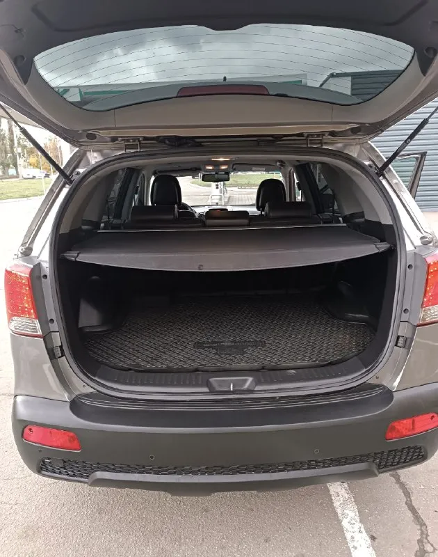 Kia sorento год:2012 пробег:198 тыс 2.4 бензин коробка: автомат 6 ступень (aisin) привод: полный подключаемый машина в хорошем состоянии как внешне, так и технически. без единого окраса, без ошибок и скрытых дефектов. комплектация: кожаный салон, abs, esp, 2-зонный климат, подогрев сидений, круиз контроль, мультируль, полный электро пакет, безключевой доступ, кнопка start stop, парктроники, навигация, сенсорная мультимедия, biuetooth, aux, омыватель фар, подогрев зеркал дворников и заднего стекла, складывание боковых зеркал, камера заднего вида, помощь при спуске, датчик дождя и света, датчик регулировки фар! два ключа сервисные книги! машина без дтп! все стекла оригинал! комплект зимней резины, yokohama на оригинальных дисках! собственник 1,470 млн. , торг! макеевка, +79493680649 📞 звоните: +7(949)3680649 - фотография - 6