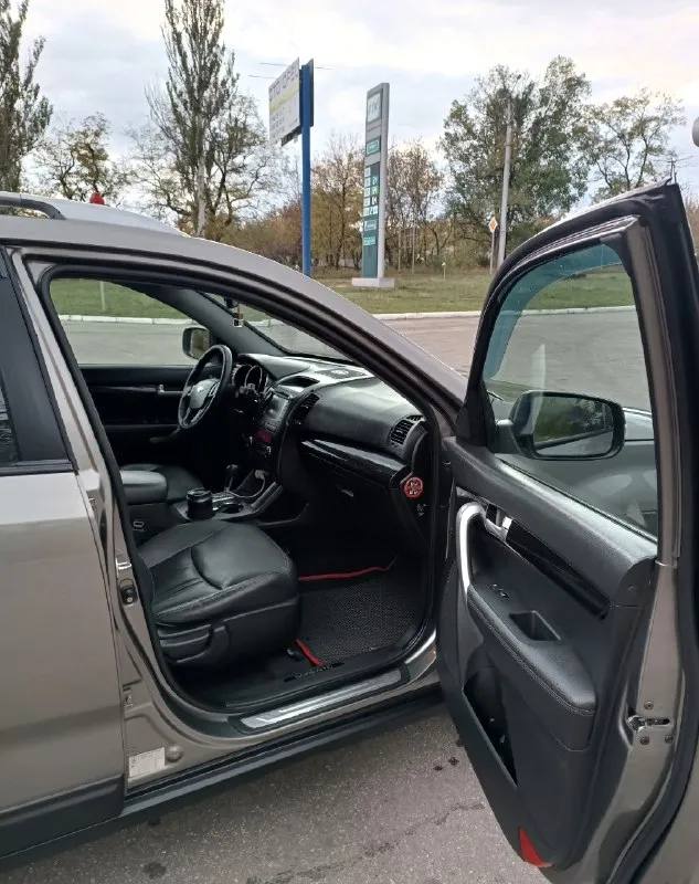 Kia sorento год:2012 пробег:198 тыс 2.4 бензин коробка: автомат 6 ступень (aisin) привод: полный подключаемый машина в хорошем состоянии как внешне, так и технически. без единого окраса, без ошибок и скрытых дефектов. комплектация: кожаный салон, abs, esp, 2-зонный климат, подогрев сидений, круиз контроль, мультируль, полный электро пакет, безключевой доступ, кнопка start stop, парктроники, навигация, сенсорная мультимедия, biuetooth, aux, омыватель фар, подогрев зеркал дворников и заднего стекла, складывание боковых зеркал, камера заднего вида, помощь при спуске, датчик дождя и света, датчик регулировки фар! два ключа сервисные книги! машина без дтп! все стекла оригинал! комплект зимней резины, yokohama на оригинальных дисках! собственник 1,470 млн. , торг! макеевка, +79493680649 📞 звоните: +7(949)3680649 - фотография - 7