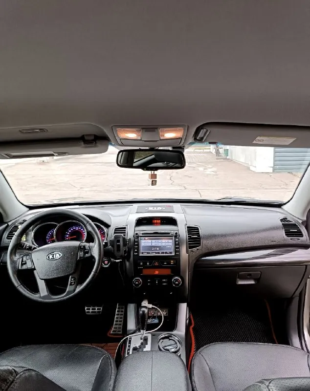 Kia sorento год:2012 пробег:198 тыс 2.4 бензин коробка: автомат 6 ступень (aisin) привод: полный подключаемый машина в хорошем состоянии как внешне, так и технически. без единого окраса, без ошибок и скрытых дефектов. комплектация: кожаный салон, abs, esp, 2-зонный климат, подогрев сидений, круиз контроль, мультируль, полный электро пакет, безключевой доступ, кнопка start stop, парктроники, навигация, сенсорная мультимедия, biuetooth, aux, омыватель фар, подогрев зеркал дворников и заднего стекла, складывание боковых зеркал, камера заднего вида, помощь при спуске, датчик дождя и света, датчик регулировки фар! два ключа сервисные книги! машина без дтп! все стекла оригинал! комплект зимней резины, yokohama на оригинальных дисках! собственник 1,470 млн. , торг! макеевка, +79493680649 📞 звоните: +7(949)3680649 - фотография - 8