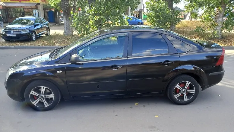 Продам ford focus2 м1.6.механика, 2006 г. я собственник!!! автомобиль полностью обслужен!!! автомобиль в хорошем состояни не дымит работает как часики, масло не расходует!!! кпп работает на все 💯 так как надо!!! ходовая часть в идеале не стучит не хрустит и не бьёт!!! по кузову всё отлично гнили нет!!! днище в отличном состоянии, пороги в идеальном состоянии!!!салон чистый опрятный и не прокуренный!!!комплекте зимняя резина в придачу!!! документы кристально чистые, штрафов нет, обременений нет!!! на учёт встанет без проблем!!! цена 475т!!! 89009519258 📞 звоните: +7(900)9519258 - фотография - 3