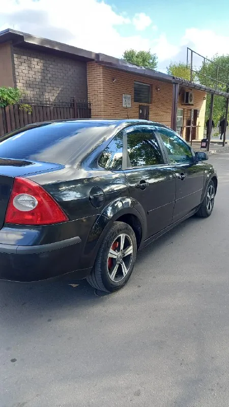 Продам ford focus2 м1.6.механика, 2006 г. я собственник!!! автомобиль полностью обслужен!!! автомобиль в хорошем состояни не дымит работает как часики, масло не расходует!!! кпп работает на все 💯 так как надо!!! ходовая часть в идеале не стучит не хрустит и не бьёт!!! по кузову всё отлично гнили нет!!! днище в отличном состоянии, пороги в идеальном состоянии!!!салон чистый опрятный и не прокуренный!!!комплекте зимняя резина в придачу!!! документы кристально чистые, штрафов нет, обременений нет!!! на учёт встанет без проблем!!! цена 475т!!! 89009519258 📞 звоните: +7(900)9519258 - фотография - 7