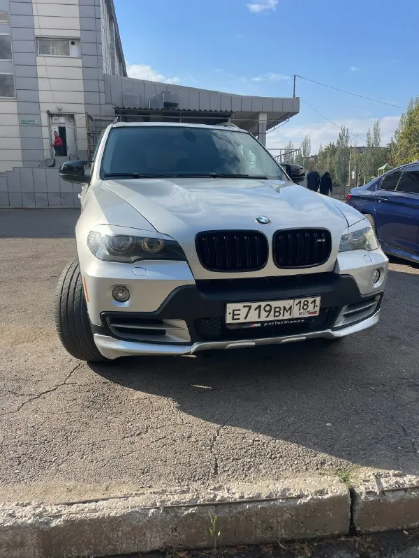 Продам bmw x5 e70 год выпуска: 2010 пробег: 245.000км бензин/газ автомобиль полностью в родном окрасе 2 комплекта колес (зима диски оригинальные bmw x6) по машине делать ничего не нужно, все делалось вовремя полная комплектация с панорамой и эл. регулировкой сидений гаражное хранение г. алчевск 💰цена: 1.800 000₽ тел: +79591510514 📞 звоните: +7(959)1510514 - фотография - 2