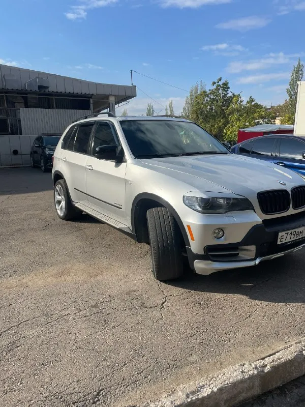 Продам bmw x5 e70 год выпуска: 2010 пробег: 245.000км бензин/газ автомобиль полностью в родном окрасе 2 комплекта колес (зима диски оригинальные bmw x6) по машине делать ничего не нужно, все делалось вовремя полная комплектация с панорамой и эл. регулировкой сидений гаражное хранение г. алчевск 💰цена: 1.800 000₽ тел: +79591510514 📞 звоните: +7(959)1510514 - фотография - 3