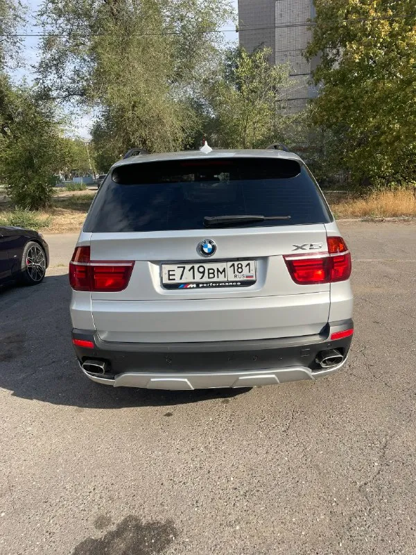 Продам bmw x5 e70 год выпуска: 2010 пробег: 245.000км бензин/газ автомобиль полностью в родном окрасе 2 комплекта колес (зима диски оригинальные bmw x6) по машине делать ничего не нужно, все делалось вовремя полная комплектация с панорамой и эл. регулировкой сидений гаражное хранение г. алчевск 💰цена: 1.800 000₽ тел: +79591510514 📞 звоните: +7(959)1510514 - фотография - 4