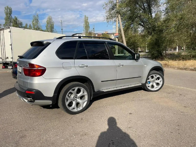 Продам bmw x5 e70 год выпуска: 2010 пробег: 245.000км бензин/газ автомобиль полностью в родном окрасе 2 комплекта колес (зима диски оригинальные bmw x6) по машине делать ничего не нужно, все делалось вовремя полная комплектация с панорамой и эл. регулировкой сидений гаражное хранение г. алчевск 💰цена: 1.800 000₽ тел: +79591510514 📞 звоните: +7(959)1510514 - фотография - 5