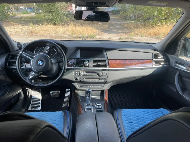 Продам bmw x5 e70 год выпуска: 2010 пробег: 245.000км бензин/газ автомобиль полностью в родном окрасе 2 комплекта колес (зима диски оригинальные bmw x6) по машине делать ничего не нужно, все делалось вовремя полная комплектация с панорамой и эл. регулировкой сидений гаражное хранение г. алчевск 💰цена: 1.800 000₽ тел: +79591510514 📞 звоните: +7(959)1510514 - фотография - 6