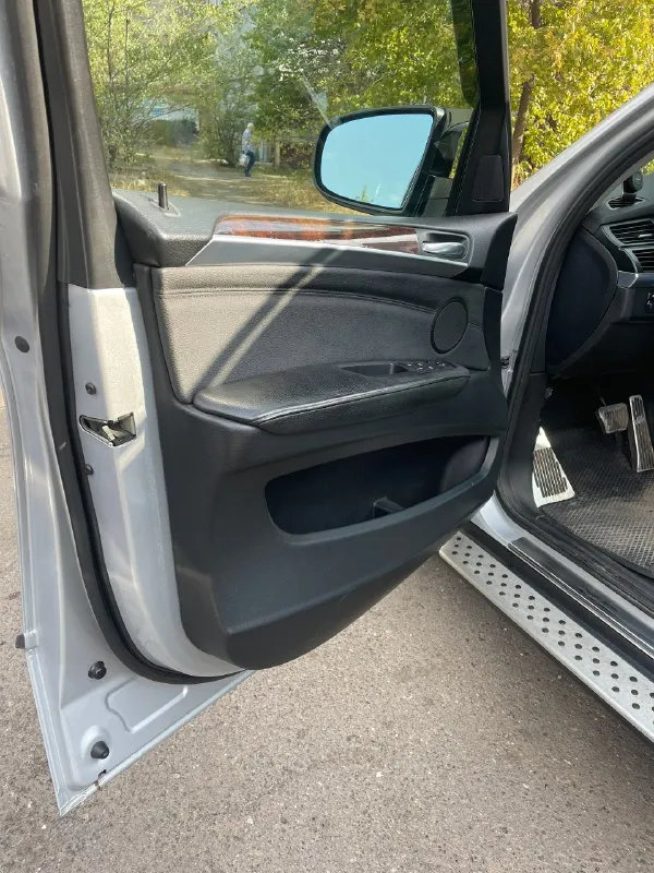 Продам bmw x5 e70 год выпуска: 2010 пробег: 245.000км бензин/газ автомобиль полностью в родном окрасе 2 комплекта колес (зима диски оригинальные bmw x6) по машине делать ничего не нужно, все делалось вовремя полная комплектация с панорамой и эл. регулировкой сидений гаражное хранение г. алчевск 💰цена: 1.800 000₽ тел: +79591510514 📞 звоните: +7(959)1510514 - фотография - 8