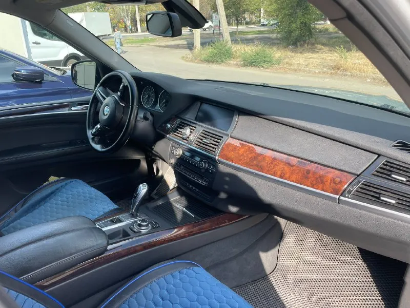 Продам bmw x5 e70 год выпуска: 2010 пробег: 245.000км бензин/газ автомобиль полностью в родном окрасе 2 комплекта колес (зима диски оригинальные bmw x6) по машине делать ничего не нужно, все делалось вовремя полная комплектация с панорамой и эл. регулировкой сидений гаражное хранение г. алчевск 💰цена: 1.800 000₽ тел: +79591510514 📞 звоните: +7(959)1510514 - фотография - 9