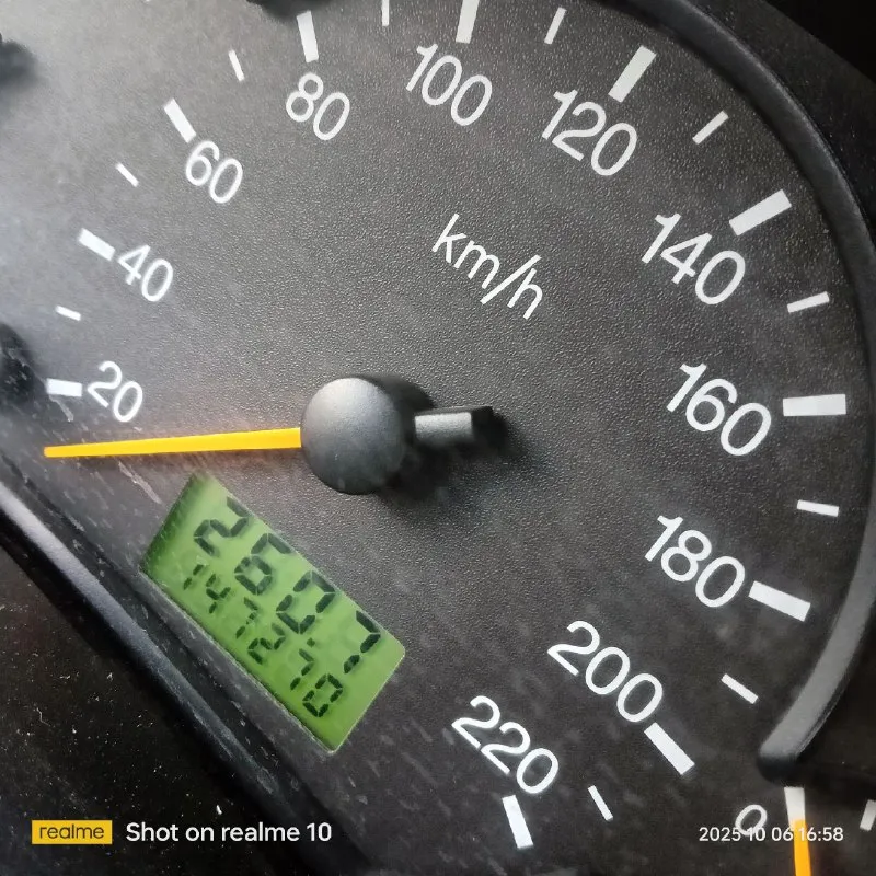 Форд фокус 1,2003г. двигатель 2л. бензин, акпп. продам свой автомобиль в нормальном состоянии двигатель коробка работают хорошо. телефон +79493051754 цена 340тыс. руб - фотография - 6