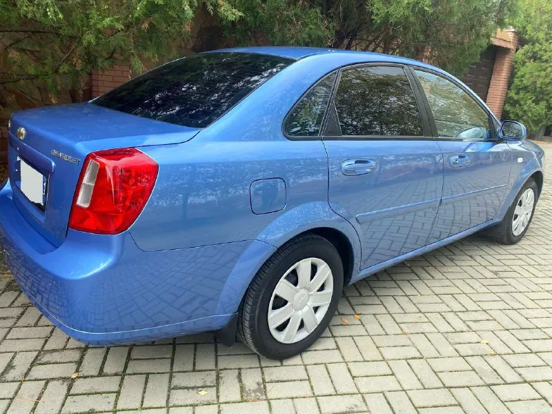 Продаю шевроле лачетти с пробегом 104 тыс км год выпуска 2009 технически авто в идеальном состоянии! без малейшего вложения -все росходники поменяны! все т-о автомобиль проходил по регламенту! автомобиль вся в родном металле без дтп без гнили ржавчин готов на любые проверки! автомобиль гаражного хранения очень бережной эксплуатации салон отличный состояние нового! работает абсолютно всё! комплектация объем двигателя1600 кондиционер стеклоподъёмники гидроусилитель руля электрозеркала подогрев зеркал корректор фар. абс подушки безопасности. сигнализация центральный замок два комплекта ключей хорошая акустика магнитола новая резина диски сервисные книги чеки противотуманки. юридически автомобиль чист я хозяин документы в полном порядке готов на переоформление! в общем за машину уверен любые проверки! фото и описание соответствует автомобилю! просмотр город донецк будённовский район звонить +79495095914 +79490983452 +79495772015телегр цена 660 тыс хороший торг у капота - фотография - 2