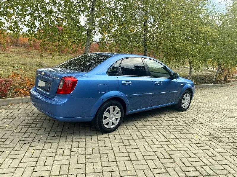 Продаю шевроле лачетти с пробегом 104 тыс км год выпуска 2009 технически авто в идеальном состоянии! без малейшего вложения -все росходники поменяны! все т-о автомобиль проходил по регламенту! автомобиль вся в родном металле без дтп без гнили ржавчин готов на любые проверки! автомобиль гаражного хранения очень бережной эксплуатации салон отличный состояние нового! работает абсолютно всё! комплектация объем двигателя1600 кондиционер стеклоподъёмники гидроусилитель руля электрозеркала подогрев зеркал корректор фар. абс подушки безопасности. сигнализация центральный замок два комплекта ключей хорошая акустика магнитола новая резина диски сервисные книги чеки противотуманки. юридически автомобиль чист я хозяин документы в полном порядке готов на переоформление! в общем за машину уверен любые проверки! фото и описание соответствует автомобилю! просмотр город донецк будённовский район звонить +79495095914 +79490983452 +79495772015телегр цена 660 тыс хороший торг у капота - фотография - 6