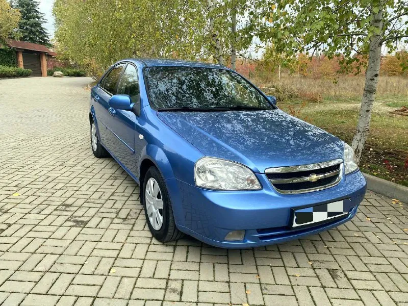 Продаю шевроле лачетти с пробегом 104 тыс км год выпуска 2009 технически авто в идеальном состоянии! без малейшего вложения -все росходники поменяны! все т-о автомобиль проходил по регламенту! автомобиль вся в родном металле без дтп без гнили ржавчин готов на любые проверки! автомобиль гаражного хранения очень бережной эксплуатации салон отличный состояние нового! работает абсолютно всё! комплектация объем двигателя1600 кондиционер стеклоподъёмники гидроусилитель руля электрозеркала подогрев зеркал корректор фар. абс подушки безопасности. сигнализация центральный замок два комплекта ключей хорошая акустика магнитола новая резина диски сервисные книги чеки противотуманки. юридически автомобиль чист я хозяин документы в полном порядке готов на переоформление! в общем за машину уверен любые проверки! фото и описание соответствует автомобилю! просмотр город донецк будённовский район звонить +79495095914 +79490983452 +79495772015телегр цена 660 тыс хороший торг у капота - фотография - 7