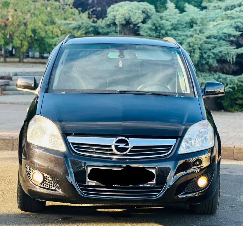 Opel zafira b -год 2010 -мотор 1.8 -кпп механика. -пробег: 243000 родной пробег подтвержденный автотекой! о машине; автомобиль в идеальном состоянии без сколов ржавчин и рыжиков все как на фото! машина без вложений от слова совсем! комплектация:cosmo, 7 мест, кожаный салон, монитор дорогой стоит с камерой заднего вида, омыватели фар, подогрев сидений, авто свет, авто дождь, климат контроль, полный бортовой компьютер! резина r16 цена 880.000 рублей торг реальному покупателю! кому дорого просьба не звонить. звонить по номеру +79490489556 - фотография - 2