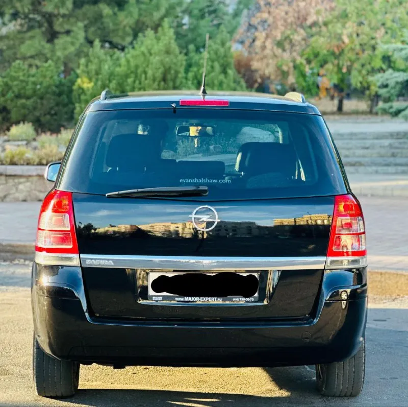 Opel zafira b -год 2010 -мотор 1.8 -кпп механика. -пробег: 243000 родной пробег подтвержденный автотекой! о машине; автомобиль в идеальном состоянии без сколов ржавчин и рыжиков все как на фото! машина без вложений от слова совсем! комплектация:cosmo, 7 мест, кожаный салон, монитор дорогой стоит с камерой заднего вида, омыватели фар, подогрев сидений, авто свет, авто дождь, климат контроль, полный бортовой компьютер! резина r16 цена 880.000 рублей торг реальному покупателю! кому дорого просьба не звонить. звонить по номеру +79490489556 - фотография - 6