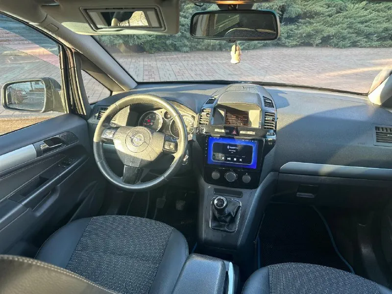 Opel zafira b -год 2010 -мотор 1.8 -кпп механика. -пробег: 243000 родной пробег подтвержденный автотекой! о машине; автомобиль в идеальном состоянии без сколов ржавчин и рыжиков все как на фото! машина без вложений от слова совсем! комплектация:cosmo, 7 мест, кожаный салон, монитор дорогой стоит с камерой заднего вида, омыватели фар, подогрев сидений, авто свет, авто дождь, климат контроль, полный бортовой компьютер! резина r16 цена 880.000 рублей торг реальному покупателю! кому дорого просьба не звонить. звонить по номеру +79490489556 - фотография - 7