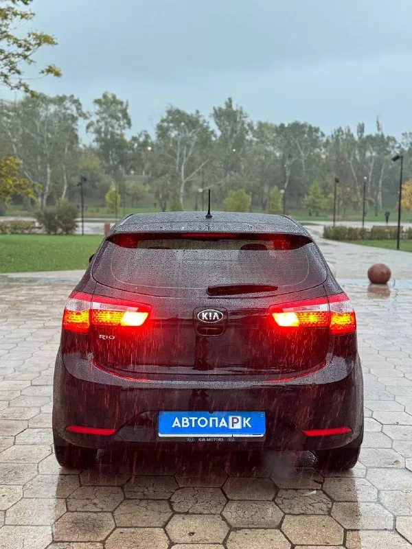 Kia rio iii 💰цена: 950 000р 🏢город: мариуполь 📅год выпуска: 2014 🧾пробег: 98 500км. ⚙️двигатель: 1.6 ⛽топливо: бензин ⚙️кпп: автомат 📞 телефон: +7-989-263-55-56 +7-949-727-41-51 +7-949-551-91-52 💾 описание: rio - зарекомендовал себя на российском рынке как универсальный, практичный и надежный автомобиль для тех, ком. .. style="background-image:url('//telegram. org/img/emoji/40/e29c85.png')">✅ кузов без коррозии, в заводской краске (пара косметических окрасов) ✅ вся оптика и стекла включая лобовое заводские ✅ оригинальный пробег ✅ салон в отличном состоянии ✅ техническая часть на 5+ ✅ произведен детейлинг лакокрасочного покрытия с нанесением керамического состава. ✅ атермальная тонировка передних стекл. шикарная комплектация: кондиционер ❄️ (работает отлично), подогрев передних сидений и руля, мультируль, abs, airbag, гидроусилитель руля, электростеклоподьемники, литые диски на новой летней резине, сигнализация с автозапуском, магнитола android с bluetooth. улица шевченко 269 - фотография - 5