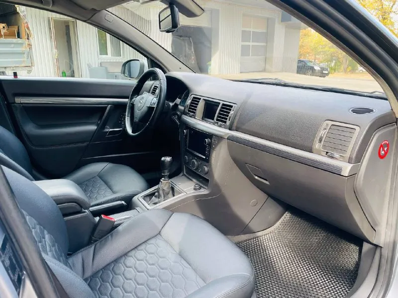 К вашему вниманию всеми любимый лучший ! opel vectra c рестайлинг в заводском обвесе ! в идеальном состоянии, весь обслуженный ! эксплуатация с 2007 года выпуска ухоженный с родным пробегом 230 км. родной ! мотор 1.8 лучший в линейки опель бензин ! коробка механика работает идеально ! ходовая вся обслужена вся новая ! в автомобиле работает абсолютно все ! вложений не требует абсолютно ! в дтп не участвовал весь в оригинале ! максимальная комплектация максимальная ! заводской обвес opc laine - ксенон ближний дальний - климат контроль - комбинированный кожаный салон - бортовой компьютер большой монитор - датчик дождя также света - полный эл. пакет - мульти руль - круиз контроль - климат контроль - дорогая резина лето - титановые диски красивые - и многое другое ! цена : 695:000 тыс рублей торг у авто ! таких автомобилей действительно единицы кто действительно заинтересован хорошим авто звоните приезжайте на осмотр покупайте любой вид оформления 🇷🇺 звоните по номеру телефона +79493969855 - фотография - 10