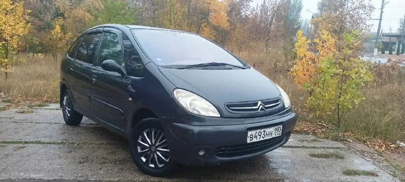 Citroen xsara picasso 2002г. в двигатель 1.8, коробка 5 кпп, кузов оцинкованный, без ржавчин, без гнили, расход 7-8 на 100. салон трансформер, сзади сиденья снимаются, очень большой багажник, семейный вместительный автомобиль, масло не берет, на полном ходу, без нареканий, все окна родные в круг в авто имеется: электрозеркала, подогрев зеркал, складывание зеркал автоматическое, 4 стеклоподъемника, абс, 4 подушки безопасности, велюровый салон, противотуманные фары, климат контроль холодит заправлен, бортовой компьютер, корректор фар, по электрике работает все полностью! имеется сервисная книжка. по документам полный порядок, без арестов, штрафов. удобный семейный автомобиль не дорогой в обслуживании, резина зима/лето. торг при осмотре!! продажа с переоформлением! цена 290 000 руб торг +79493863826 (telegram) место осмотра макеевка, харцызск, енакиево - фотография - 2