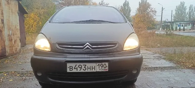 Citroen xsara picasso 2002г. в двигатель 1.8, коробка 5 кпп, кузов оцинкованный, без ржавчин, без гнили, расход 7-8 на 100. салон трансформер, сзади сиденья снимаются, очень большой багажник, семейный вместительный автомобиль, масло не берет, на полном ходу, без нареканий, все окна родные в круг в авто имеется: электрозеркала, подогрев зеркал, складывание зеркал автоматическое, 4 стеклоподъемника, абс, 4 подушки безопасности, велюровый салон, противотуманные фары, климат контроль холодит заправлен, бортовой компьютер, корректор фар, по электрике работает все полностью! имеется сервисная книжка. по документам полный порядок, без арестов, штрафов. удобный семейный автомобиль не дорогой в обслуживании, резина зима/лето. торг при осмотре!! продажа с переоформлением! цена 290 000 руб торг +79493863826 (telegram) место осмотра макеевка, харцызск, енакиево - фотография - 3
