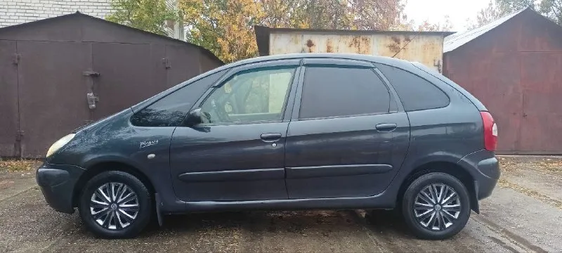 Citroen xsara picasso 2002г. в двигатель 1.8, коробка 5 кпп, кузов оцинкованный, без ржавчин, без гнили, расход 7-8 на 100. салон трансформер, сзади сиденья снимаются, очень большой багажник, семейный вместительный автомобиль, масло не берет, на полном ходу, без нареканий, все окна родные в круг в авто имеется: электрозеркала, подогрев зеркал, складывание зеркал автоматическое, 4 стеклоподъемника, абс, 4 подушки безопасности, велюровый салон, противотуманные фары, климат контроль холодит заправлен, бортовой компьютер, корректор фар, по электрике работает все полностью! имеется сервисная книжка. по документам полный порядок, без арестов, штрафов. удобный семейный автомобиль не дорогой в обслуживании, резина зима/лето. торг при осмотре!! продажа с переоформлением! цена 290 000 руб торг +79493863826 (telegram) место осмотра макеевка, харцызск, енакиево - фотография - 7