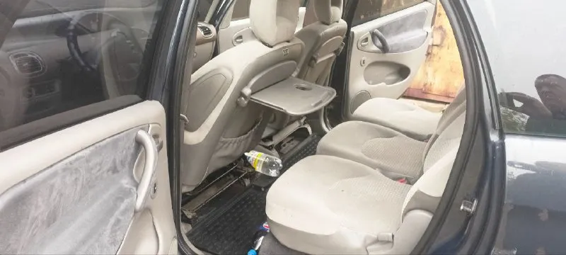 Citroen xsara picasso 2002г. в двигатель 1.8, коробка 5 кпп, кузов оцинкованный, без ржавчин, без гнили, расход 7-8 на 100. салон трансформер, сзади сиденья снимаются, очень большой багажник, семейный вместительный автомобиль, масло не берет, на полном ходу, без нареканий, все окна родные в круг в авто имеется: электрозеркала, подогрев зеркал, складывание зеркал автоматическое, 4 стеклоподъемника, абс, 4 подушки безопасности, велюровый салон, противотуманные фары, климат контроль холодит заправлен, бортовой компьютер, корректор фар, по электрике работает все полностью! имеется сервисная книжка. по документам полный порядок, без арестов, штрафов. удобный семейный автомобиль не дорогой в обслуживании, резина зима/лето. торг при осмотре!! продажа с переоформлением! цена 290 000 руб торг +79493863826 (telegram) место осмотра макеевка, харцызск, енакиево - фотография - 9