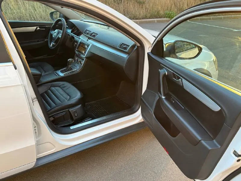 Volkswagen passat, 2012 alltrack 4motion двигатель: 2000cc / 211hp / 155kw tfsi тип коробки передач: nme(6a) автомобиль в отличном состоянии! мотор работает тихо без посторонних шумов, масложора нет! коробка работает отлично, не пинает не буксует!(обслуживалась) по ходовой все в порядке! полный привод обслужен автомобиль в максимальной комплектации!вентиляция передних сидений, массаж передних сидений! климат контроль греет холодит! адаптивный свет абсолютно всё работает! очень надёжный комфортный красивый универсал на полном приводе! цена 1 250 000₽ торг остальные вопросы по телефону: +79496361868 телега +380681107552 воцап телега - фотография - 10