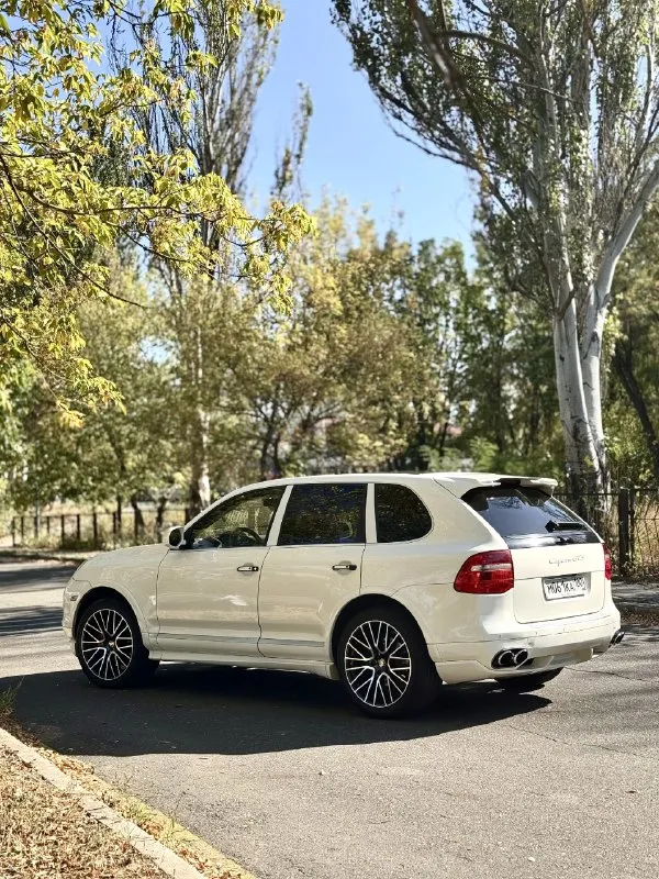 Porsche cayenne gts 2009г продам в хорошие руки! второго такого в днр нет! 4.8 405 сил с полным приводом дают не передаваемые ощущения и эмоции в управлении. гильзован 30т назад, работает идеально. масло каждые 4-5 тыс км. любые проверки. кузов в отличном состоянии, без внимания не останетесь. диски r21 с porsche macan, резина 2 компл. эксклюзивная компл. на бежевой наппе и алькантара. заводской обвес и выхлоп gts. дорогая андроид магнитола, сделанная под завод, адаптивная оптика в бронепленке. в машине есть все! коробка листает, масло в коробке менял пол года назад. по ходовой вопросов нет, все обслуживалось, активная пневма, работает во всех режимах. цена 1 550 000р торг есть. машина моя, знаю про неё всё, отрываю от сердца, продаю по рабочим обстоятельствам. г. донецк, калининский р-н. приезжайте смотрите, за машину не стыдно, денег на обслуживание не жалел. в этом бюджете такой функционал просто не найти. тел : +79493111105 📞 звоните: +7(949)3111105 - фотография - 2