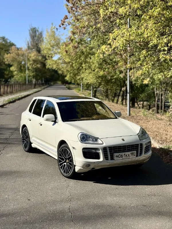 Porsche cayenne gts 2009г продам в хорошие руки! второго такого в днр нет! 4.8 405 сил с полным приводом дают не передаваемые ощущения и эмоции в управлении. гильзован 30т назад, работает идеально. масло каждые 4-5 тыс км. любые проверки. кузов в отличном состоянии, без внимания не останетесь. диски r21 с porsche macan, резина 2 компл. эксклюзивная компл. на бежевой наппе и алькантара. заводской обвес и выхлоп gts. дорогая андроид магнитола, сделанная под завод, адаптивная оптика в бронепленке. в машине есть все! коробка листает, масло в коробке менял пол года назад. по ходовой вопросов нет, все обслуживалось, активная пневма, работает во всех режимах. цена 1 550 000р торг есть. машина моя, знаю про неё всё, отрываю от сердца, продаю по рабочим обстоятельствам. г. донецк, калининский р-н. приезжайте смотрите, за машину не стыдно, денег на обслуживание не жалел. в этом бюджете такой функционал просто не найти. тел : +79493111105 📞 звоните: +7(949)3111105 - фотография - 3
