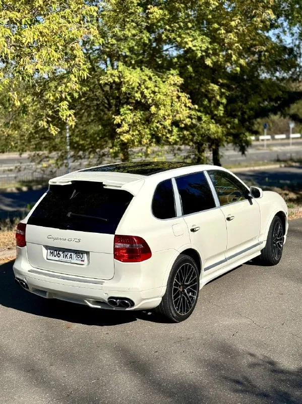 Porsche cayenne gts 2009г продам в хорошие руки! второго такого в днр нет! 4.8 405 сил с полным приводом дают не передаваемые ощущения и эмоции в управлении. гильзован 30т назад, работает идеально. масло каждые 4-5 тыс км. любые проверки. кузов в отличном состоянии, без внимания не останетесь. диски r21 с porsche macan, резина 2 компл. эксклюзивная компл. на бежевой наппе и алькантара. заводской обвес и выхлоп gts. дорогая андроид магнитола, сделанная под завод, адаптивная оптика в бронепленке. в машине есть все! коробка листает, масло в коробке менял пол года назад. по ходовой вопросов нет, все обслуживалось, активная пневма, работает во всех режимах. цена 1 550 000р торг есть. машина моя, знаю про неё всё, отрываю от сердца, продаю по рабочим обстоятельствам. г. донецк, калининский р-н. приезжайте смотрите, за машину не стыдно, денег на обслуживание не жалел. в этом бюджете такой функционал просто не найти. тел : +79493111105 📞 звоните: +7(949)3111105 - фотография - 4