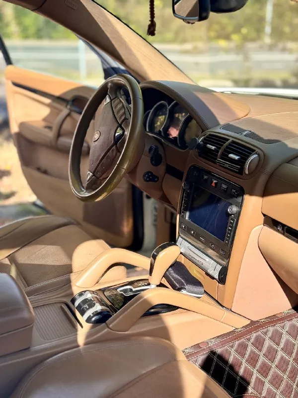 Porsche cayenne gts 2009г продам в хорошие руки! второго такого в днр нет! 4.8 405 сил с полным приводом дают не передаваемые ощущения и эмоции в управлении. гильзован 30т назад, работает идеально. масло каждые 4-5 тыс км. любые проверки. кузов в отличном состоянии, без внимания не останетесь. диски r21 с porsche macan, резина 2 компл. эксклюзивная компл. на бежевой наппе и алькантара. заводской обвес и выхлоп gts. дорогая андроид магнитола, сделанная под завод, адаптивная оптика в бронепленке. в машине есть все! коробка листает, масло в коробке менял пол года назад. по ходовой вопросов нет, все обслуживалось, активная пневма, работает во всех режимах. цена 1 550 000р торг есть. машина моя, знаю про неё всё, отрываю от сердца, продаю по рабочим обстоятельствам. г. донецк, калининский р-н. приезжайте смотрите, за машину не стыдно, денег на обслуживание не жалел. в этом бюджете такой функционал просто не найти. тел : +79493111105 📞 звоните: +7(949)3111105 - фотография - 5