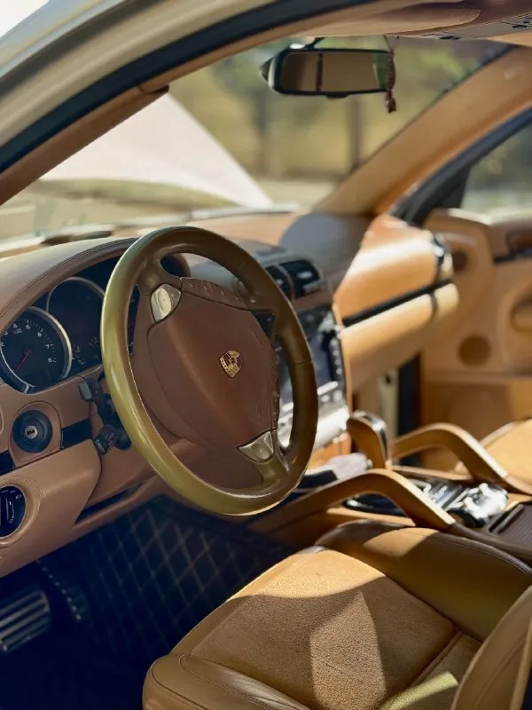 Porsche cayenne gts 2009г продам в хорошие руки! второго такого в днр нет! 4.8 405 сил с полным приводом дают не передаваемые ощущения и эмоции в управлении. гильзован 30т назад, работает идеально. масло каждые 4-5 тыс км. любые проверки. кузов в отличном состоянии, без внимания не останетесь. диски r21 с porsche macan, резина 2 компл. эксклюзивная компл. на бежевой наппе и алькантара. заводской обвес и выхлоп gts. дорогая андроид магнитола, сделанная под завод, адаптивная оптика в бронепленке. в машине есть все! коробка листает, масло в коробке менял пол года назад. по ходовой вопросов нет, все обслуживалось, активная пневма, работает во всех режимах. цена 1 550 000р торг есть. машина моя, знаю про неё всё, отрываю от сердца, продаю по рабочим обстоятельствам. г. донецк, калининский р-н. приезжайте смотрите, за машину не стыдно, денег на обслуживание не жалел. в этом бюджете такой функционал просто не найти. тел : +79493111105 📞 звоните: +7(949)3111105 - фотография - 6