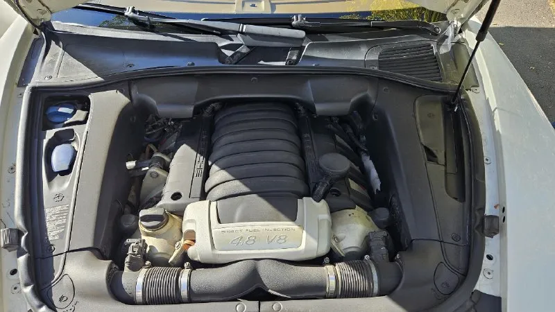 Porsche cayenne gts 2009г продам в хорошие руки! второго такого в днр нет! 4.8 405 сил с полным приводом дают не передаваемые ощущения и эмоции в управлении. гильзован 30т назад, работает идеально. масло каждые 4-5 тыс км. любые проверки. кузов в отличном состоянии, без внимания не останетесь. диски r21 с porsche macan, резина 2 компл. эксклюзивная компл. на бежевой наппе и алькантара. заводской обвес и выхлоп gts. дорогая андроид магнитола, сделанная под завод, адаптивная оптика в бронепленке. в машине есть все! коробка листает, масло в коробке менял пол года назад. по ходовой вопросов нет, все обслуживалось, активная пневма, работает во всех режимах. цена 1 550 000р торг есть. машина моя, знаю про неё всё, отрываю от сердца, продаю по рабочим обстоятельствам. г. донецк, калининский р-н. приезжайте смотрите, за машину не стыдно, денег на обслуживание не жалел. в этом бюджете такой функционал просто не найти. тел : +79493111105 📞 звоните: +7(949)3111105 - фотография - 9