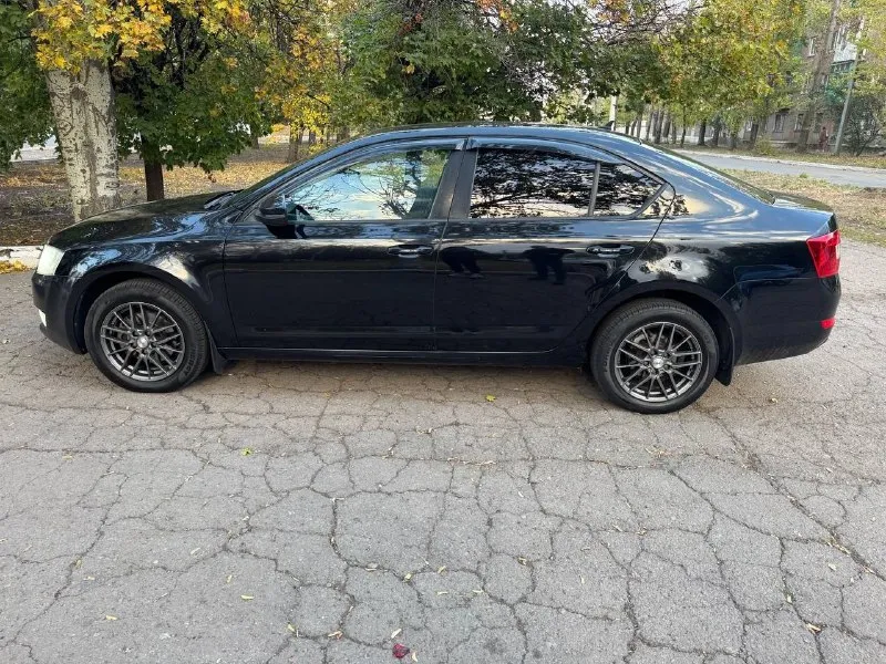 Продам skoda a7 2016 года. двигатель 1.4 150 л. с. масло от замены до замены, 7 ступенчатая роботизированная коробка. за машиной ухаживали своевременно производился ремонт, на капоте бампере и фарах броне плёнка, моторное масло меняется каждые 5000-6000 км, очень хороший свет комфортно ехать в темное время суток, всё работает, вложений не требует. сигнализация starline с автозапуском. 1 🍋 450. торг уместен +79494541552 📞 звоните: +7(949)4541552 - фотография - 5