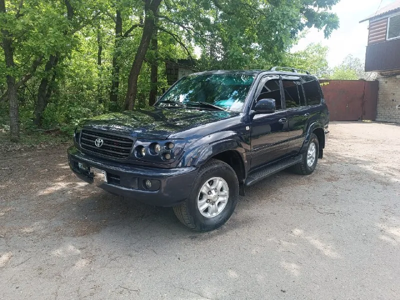 Land cruiser 100 обьемом 4,2 дизель, , европеец 1 хозяин не пригон, в донецке с 2004 года, оптика перед и зад hella не китай - свет супер, полностью зашумлено и стоит достойная музыка сабвуфер и усилители, авто в отличном ухоженном состоянии, климат работает на 5,все обслужено от и до, есть все заказ наряды за все время эксплуатации с первого дня владения, что и на каком пробеге делалось и менялось, рама дно арки пороги - все в отличном состоянии нет ни намека на коррозию, все вины и наклейки родные и читаемы, все стекла родные, весь салон на отлично также, 1 хозяин за все время эксплуатации и по сегодняшний день, вложений не требует, цена 2,3 🍋 торг, подробнее по тел +79493771328 📞 звоните: +7(949)3771328 - фотография - 2