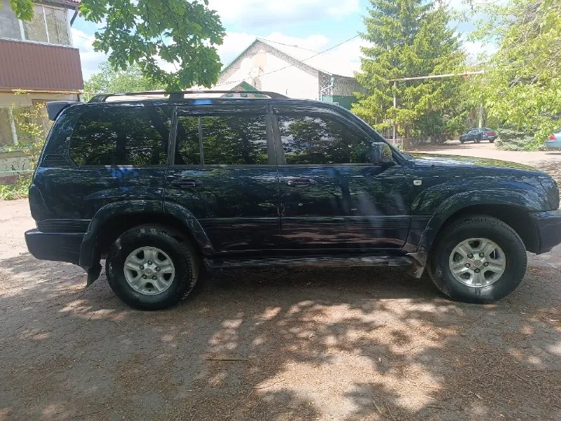 Land cruiser 100 обьемом 4,2 дизель, , европеец 1 хозяин не пригон, в донецке с 2004 года, оптика перед и зад hella не китай - свет супер, полностью зашумлено и стоит достойная музыка сабвуфер и усилители, авто в отличном ухоженном состоянии, климат работает на 5,все обслужено от и до, есть все заказ наряды за все время эксплуатации с первого дня владения, что и на каком пробеге делалось и менялось, рама дно арки пороги - все в отличном состоянии нет ни намека на коррозию, все вины и наклейки родные и читаемы, все стекла родные, весь салон на отлично также, 1 хозяин за все время эксплуатации и по сегодняшний день, вложений не требует, цена 2,3 🍋 торг, подробнее по тел +79493771328 📞 звоните: +7(949)3771328 - фотография - 3