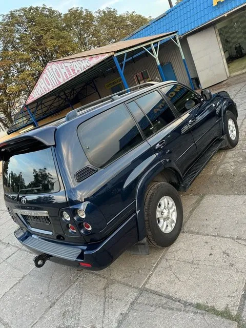Land cruiser 100 обьемом 4,2 дизель, , европеец 1 хозяин не пригон, в донецке с 2004 года, оптика перед и зад hella не китай - свет супер, полностью зашумлено и стоит достойная музыка сабвуфер и усилители, авто в отличном ухоженном состоянии, климат работает на 5,все обслужено от и до, есть все заказ наряды за все время эксплуатации с первого дня владения, что и на каком пробеге делалось и менялось, рама дно арки пороги - все в отличном состоянии нет ни намека на коррозию, все вины и наклейки родные и читаемы, все стекла родные, весь салон на отлично также, 1 хозяин за все время эксплуатации и по сегодняшний день, вложений не требует, цена 2,3 🍋 торг, подробнее по тел +79493771328 📞 звоните: +7(949)3771328 - фотография - 4