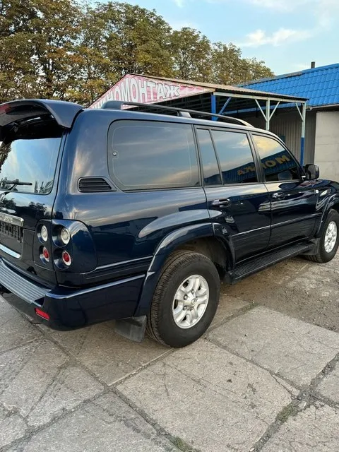 Land cruiser 100 обьемом 4,2 дизель, , европеец 1 хозяин не пригон, в донецке с 2004 года, оптика перед и зад hella не китай - свет супер, полностью зашумлено и стоит достойная музыка сабвуфер и усилители, авто в отличном ухоженном состоянии, климат работает на 5,все обслужено от и до, есть все заказ наряды за все время эксплуатации с первого дня владения, что и на каком пробеге делалось и менялось, рама дно арки пороги - все в отличном состоянии нет ни намека на коррозию, все вины и наклейки родные и читаемы, все стекла родные, весь салон на отлично также, 1 хозяин за все время эксплуатации и по сегодняшний день, вложений не требует, цена 2,3 🍋 торг, подробнее по тел +79493771328 📞 звоните: +7(949)3771328 - фотография - 7