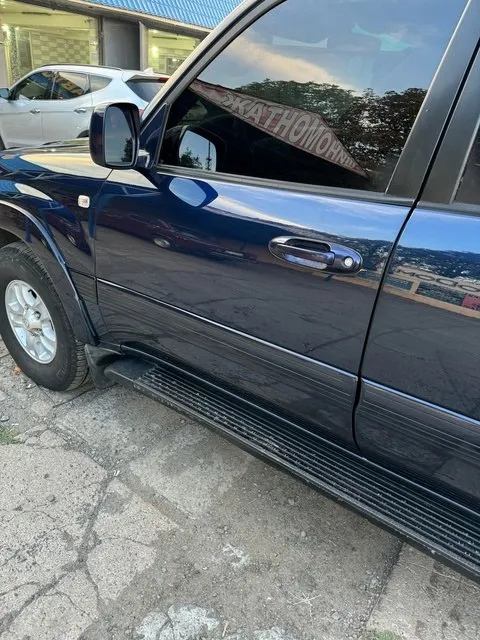 Land cruiser 100 обьемом 4,2 дизель, , европеец 1 хозяин не пригон, в донецке с 2004 года, оптика перед и зад hella не китай - свет супер, полностью зашумлено и стоит достойная музыка сабвуфер и усилители, авто в отличном ухоженном состоянии, климат работает на 5,все обслужено от и до, есть все заказ наряды за все время эксплуатации с первого дня владения, что и на каком пробеге делалось и менялось, рама дно арки пороги - все в отличном состоянии нет ни намека на коррозию, все вины и наклейки родные и читаемы, все стекла родные, весь салон на отлично также, 1 хозяин за все время эксплуатации и по сегодняшний день, вложений не требует, цена 2,3 🍋 торг, подробнее по тел +79493771328 📞 звоните: +7(949)3771328 - фотография - 8