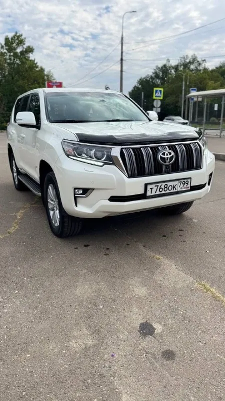 Продам toyota land cruiser prado 150, 2019 года, рестайлинг, мотор 2.8 самый надёжный и экономный, расход 10 литров по городу по трассе 8. машина европейская в самой максимальной комплектации, кожаный салон, электро сидения, led фары, максимальные блокировки мостов, музыка jbl, камеры 360, без пневмоподвески, мертвые зоны в зеркалах, заводится с кнопки, безключевой доступ, климат контроль 3-х зонный, круиз контроль, парктроники, навигация, подогрев и вентиляция всех сидений большой монитор и многое другое, покупалась в россии у официального дилера toyota, гаражное хранение. в идеальном состоянии полностью обслужена. пробег 118 тысяч. цена 4.500.000. возможна продажа в кредит. осмотр донецк +79494498253 александр. +79494956671 +79852081609 📞 звоните: +7(949)4498253 - фотография - 2