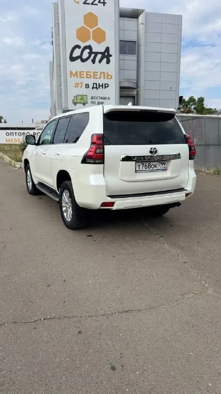 Продам toyota land cruiser prado 150, 2019 года, рестайлинг, мотор 2.8 самый надёжный и экономный, расход 10 литров по городу по трассе 8. машина европейская в самой максимальной комплектации, кожаный салон, электро сидения, led фары, максимальные блокировки мостов, музыка jbl, камеры 360, без пневмоподвески, мертвые зоны в зеркалах, заводится с кнопки, безключевой доступ, климат контроль 3-х зонный, круиз контроль, парктроники, навигация, подогрев и вентиляция всех сидений большой монитор и многое другое, покупалась в россии у официального дилера toyota, гаражное хранение. в идеальном состоянии полностью обслужена. пробег 118 тысяч. цена 4.500.000. возможна продажа в кредит. осмотр донецк +79494498253 александр. +79494956671 +79852081609 📞 звоните: +7(949)4498253 - фотография - 4