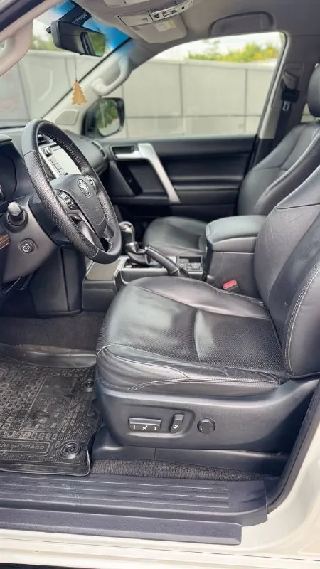 Продам toyota land cruiser prado 150, 2019 года, рестайлинг, мотор 2.8 самый надёжный и экономный, расход 10 литров по городу по трассе 8. машина европейская в самой максимальной комплектации, кожаный салон, электро сидения, led фары, максимальные блокировки мостов, музыка jbl, камеры 360, без пневмоподвески, мертвые зоны в зеркалах, заводится с кнопки, безключевой доступ, климат контроль 3-х зонный, круиз контроль, парктроники, навигация, подогрев и вентиляция всех сидений большой монитор и многое другое, покупалась в россии у официального дилера toyota, гаражное хранение. в идеальном состоянии полностью обслужена. пробег 118 тысяч. цена 4.500.000. возможна продажа в кредит. осмотр донецк +79494498253 александр. +79494956671 +79852081609 📞 звоните: +7(949)4498253 - фотография - 6
