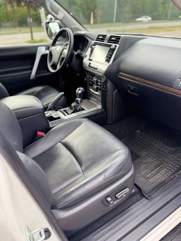 Продам toyota land cruiser prado 150, 2019 года, рестайлинг, мотор 2.8 самый надёжный и экономный, расход 10 литров по городу по трассе 8. машина европейская в самой максимальной комплектации, кожаный салон, электро сидения, led фары, максимальные блокировки мостов, музыка jbl, камеры 360, без пневмоподвески, мертвые зоны в зеркалах, заводится с кнопки, безключевой доступ, климат контроль 3-х зонный, круиз контроль, парктроники, навигация, подогрев и вентиляция всех сидений большой монитор и многое другое, покупалась в россии у официального дилера toyota, гаражное хранение. в идеальном состоянии полностью обслужена. пробег 118 тысяч. цена 4.500.000. возможна продажа в кредит. осмотр донецк +79494498253 александр. +79494956671 +79852081609 📞 звоните: +7(949)4498253 - фотография - 8