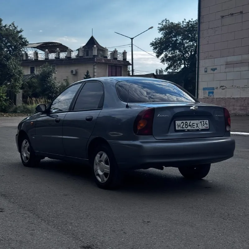 Chevrolet ланос 2006 год выпуска 97300 родного пробега 1 хозяин автомобиль в отличном состоянии в родном окрасе рыжики, гниль отсутствует новая летняя резина сигнализация с автозапуском, доводчиком окон кондиционер (холодит отлично) стеклоподъемники лед туманки гур установлена хорошая музыка салон в отлично состоянии дно в идеале за машину расскажу более подробнее по телефону +7 (949) 462-85-02 385000₽ разумный торг у капота 📞 звоните: +7(949)4628502 - фотография - 3